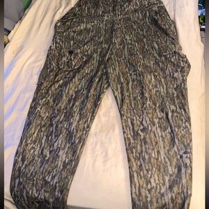Ol’Tom Turkey bibs. Size 2xl. Bottomland camo